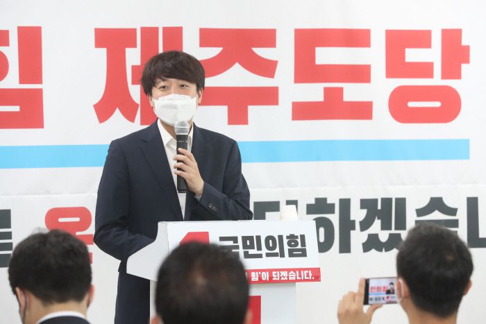 제주를 방문한 국민의힘 이준석 당대표 후보가 4일 오전 제주시 연삼로 국민의힘 제주도당사에서 당원들과 간담회를 하고 있다. [사진 출처=연합뉴스]