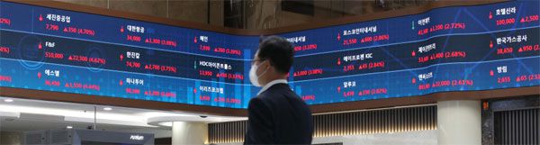 미래에셋증권이 국내외 주식 투자자들 수익률을 분석한 결과 국내 주식에 투자한 동학개미 수익률이 해외 주식에만 투자한 서학개미 수익률의 2배가량인 것으로 나타났다. 국내 주식 시세가 나오고 있는 한국투자증권 전광판을 관계자가 바라보고 있다. [한주형 기자]