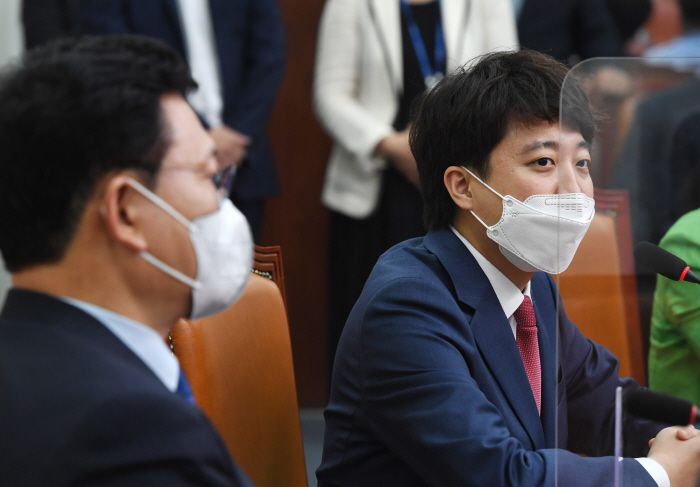 이준석 국민의힘 대표가 지난 17일 오후 서울 여의도 국회에서 송영길 더불어민주당 대표를 예방해 인사말을 하고 있다.  2021.6.17   [이승환기자]