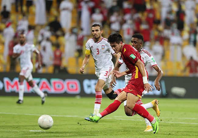 지난 16일(한국시간) 아랍에미리트(UAE) 두바이 자벨 스타디움에서 열린 2022 카타르 월드컵 아시아지역 2차 예선 G조 최종전 베트남과 아랍에미리트의 경기에서 베트남 응우옌 틴엔린이 첫 번째 골을 넣고 있다. 이날 베트남은 2-3으로 UAE에 패했지만 조2위 자격으로 역대 첫 최종 예선 진출에 성공했다. /사진=(두바이 VNA) 연합뉴스