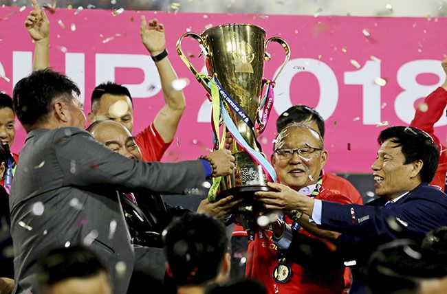 2018 아세안축구연맹(AFF) 스즈키컵 결승 2차전에서 베트남을 최종 우승으로 이끈 박항서 감독과 응우옌쑤언푹 베트남 총리(왼쪽 둘째)가 우승컵을 들어올리고 있다. /사진=AP연합뉴스