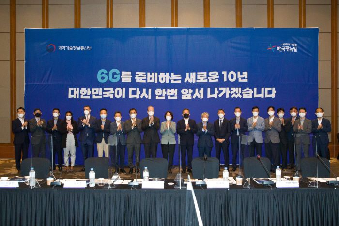 임혜숙 과학기술정보통신부 장관(중앙 오른쪽)과  로버트 랩슨 주한미국대사 대리(중앙 왼쪽)가 23일 오전 서울 영등포구 콘래드호텔에서 열린`6G 전략회의` 에 참석해 한미 공동연구 MOU 체결을 마치고 기념촬영 하고 있는 모습. [사진 제공 = 과학기술정보통신부]