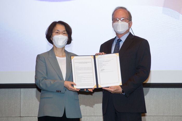 임혜숙 과학기술정보통신부 장관(왼쪽)과  로버트 랩슨 주한미국대사 대리가 23일 오전 서울 영등포구 콘래드호텔에서 열린`6G 전략회의` 에 참석해 한미 공동연구 MOU 체결을 마치고 기념촬영 하고 있는 모습. [사진 제공 = 과학기술정보통신부]