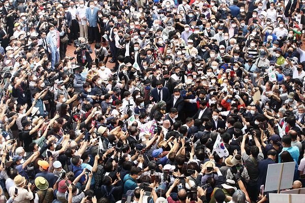 윤석열 전 검찰총장이 29일 서울 서초구 매헌 윤봉길 의사 기념관에서 대선 출마를 선언한 후 지지자들에 둘러싸여 주차장으로 이동하고 있다.  [한주형 기자]