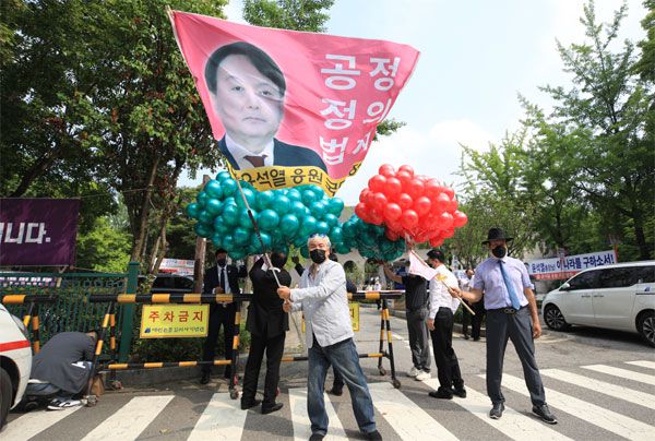 윤석열 전 검찰총장이 대권 도전을 공식 선언하기로 한 29일 서울 서초구 매헌 윤봉길 의사 기념관 주변에 윤 전 총장의 지지자들이 응원깃발을 흔들고 있다. [한주형 기자]