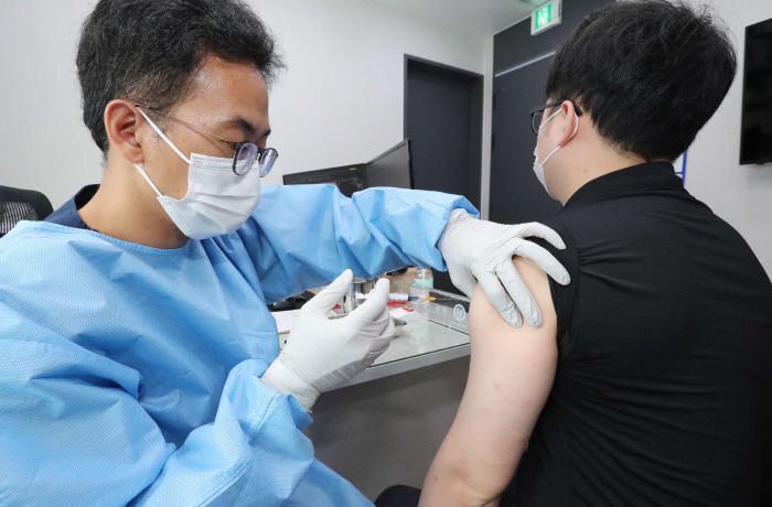 연신내 연세제일내과에서 사전예약을 한 접종자가 얀센 백신을 맞고 있다. [이승환기자]