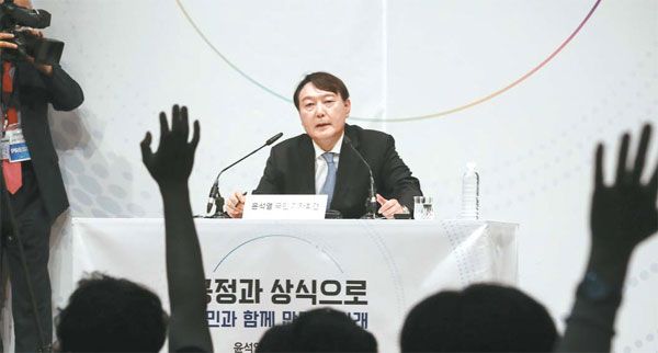 윤석열 전 검찰총장이 29일 오후 서울 서초구 매헌 윤봉길 의사 기념관에서 열린 대선 출마 선언 기자회견에서 취재진의 질문을 받고 있다. 이날 기자회견장에는 외신 10여 곳을 비롯해 113개 언론사가 참여해 열띤 취재 경쟁을 벌였다. [한주형 기자]