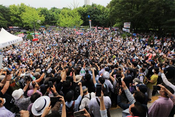 29일 오후 서울 서초구 매헌 윤봉길 의사 기념관에서 대선출마선언을 마친 윤석열 전 검찰총장이 지지자와 취재진에게 둘러싸여 있다.  [한주형 기자]