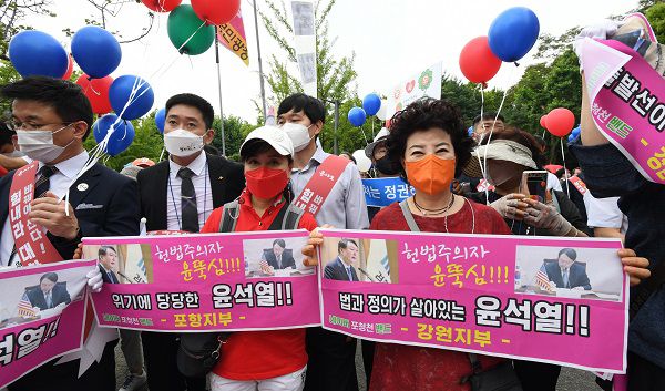 윤석열 전 검찰총장이 29일 서울 서초구 매헌 윤봉길 의사 기념관에서 대선 출마를 선언한 가운데 지지자들이 대기하고 있다.   [한주형 기자]