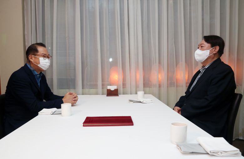 윤석열 전 검찰총장과 국민의힘 대외협력위원장인 권영세 의원이 3일 오후 중구의 한 식당에서 회동을 하고 있다.[사진 출처 = 연합 뉴스]