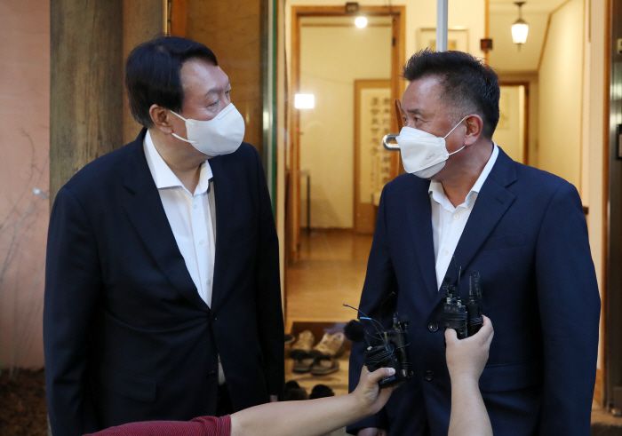 윤석열 전 검찰총장과 김영환 전 의원이 8일 서울 종로구 한 음식점에서 만찬 회동을 마친 후 취재진 질문에 답하고 있다. [사진 출처 = 연합뉴스]