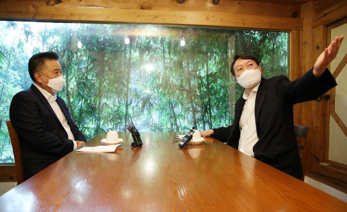 윤석열 전 검찰총장(오른쪽)과 김영환 전 의원이 8일 서울 종로구 한 음식점에서 만찬회동을 하고 있다. [사진 출처 = 연합뉴스]