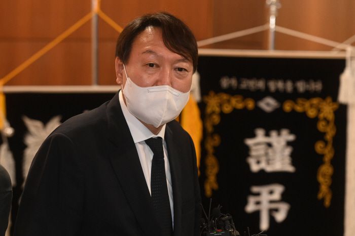 윤석열 전 검찰총장이 8일 서울 서대문구 신촌세브란스병원 장례식장에 마련된 최재형 전 감사원장의 부친 최영섭 퇴역 대령 빈소에서 조문을 마친 뒤 나서고 있다. [사진 출처 = 연합뉴스]