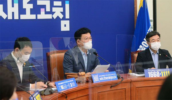 송영길 더불어민주당 대표(가운데)가 16일 오전 국회에서 최고위원회를 주재하고 있다. 민주당은 이날 지도부가 전면에 나서 범야권 유력 대선 주자인 윤석열 전 검찰총장과 최재형 전 감사원장을 비판했다. [이승환 기자]