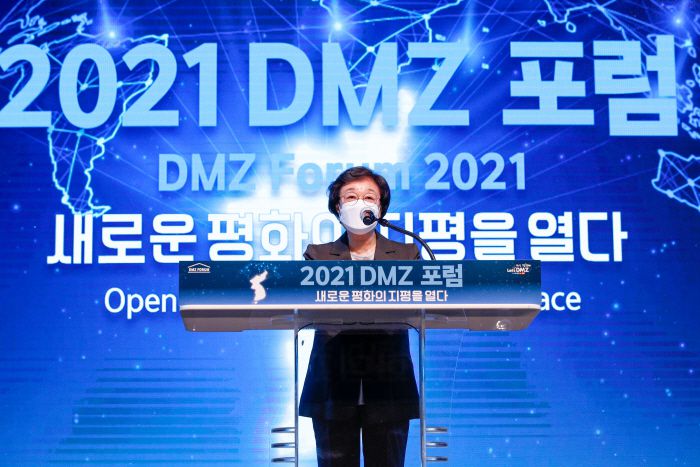 한명숙 전 국무총리가 경기 고양시 킨텍스에서 열린 `2021 DMZ 포럼`에서 축사하고 있다. [사진 제공 = 연합뉴스]