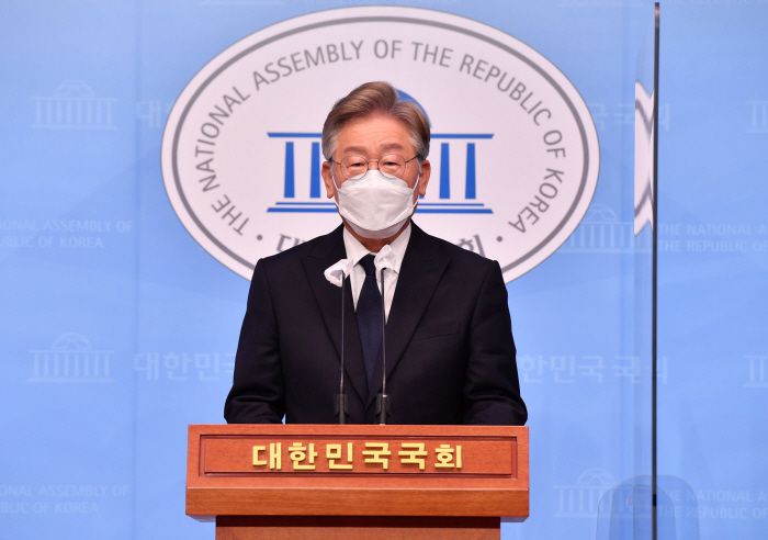 이재명 경기도 지사가 22일 오전 국회 소통관에서 기본소독 정책발표를 하고 있다. [이승환 기자]