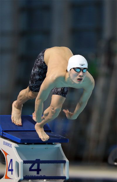 2020년 열린 경영 국가대표 선발전에서 힘차게 출발하고 있는 황선우.  [사진 출처 = 연합뉴스]