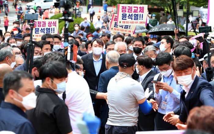 대선 출마를 선언한 윤석열 전 검찰총장이 20일 오전 대구 달서구 2.28 민주의거 기념탑을 찾아 참배하는 가운데 윤 전 총장을 보러 인파가 몰려있다. [사진 출처 = 연합뉴스]