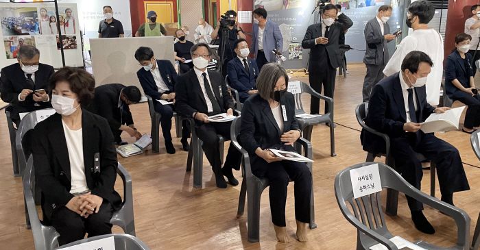 윤석열 전 검찰총장(오른쪽)과 더불어민주당 대권주자인 추미애 후보(왼쪽)가 26일 전북 김제시 금산사를 찾아 대한불교조계종 전 총무원장 월주(月珠)스님 영결식에 참석하고 있다. [사진 제공 = 연합뉴스]