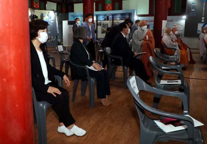 추미애 전 법무부장관과 윤석열 전 검찰총장이 26일 전북 김제시 금산사에서 열린 대한불교조계종 전 총무원장 월주(月珠)스님 영결식에 참석해 앉아 있다. [사진 제공 = 연합뉴스]