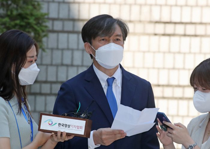 자녀 입시비리 의혹을 받는 조국 전 법무부 장관이 지난 23일 오전 서울 서초구 서울중앙지법에서 열린 1심 속행 공판에 출석하기 전 발언하고 있다.[사진제공=연합뉴스]