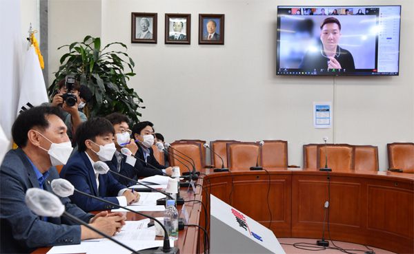 이준석 국민의힘 대표(왼쪽 둘째)가 28일 국회에서 해외 거주 한국 유학생과 간담회를 하고있다. [이승환 기자]