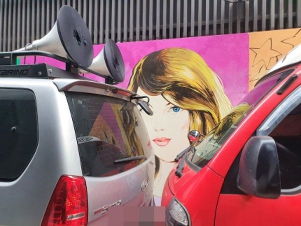 서점 외벽에 그려진 벽화 [사진 = 연합뉴스]