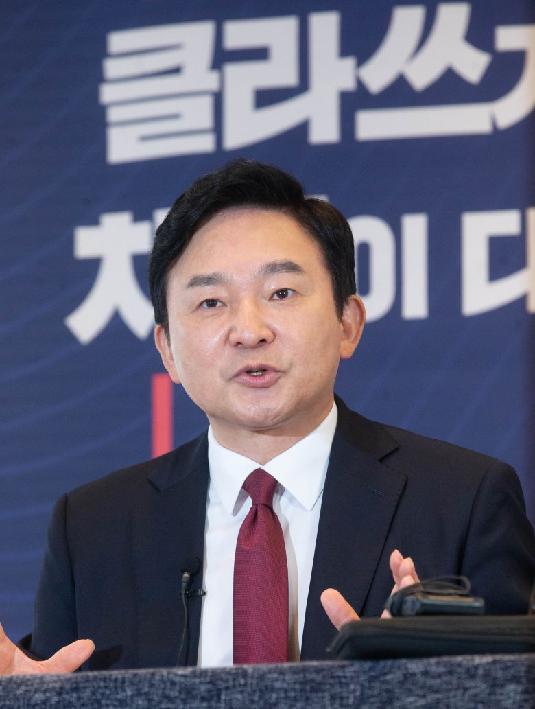 대선 출마 선언한 원희룡 제주도지사 (서울=연합뉴스) 안정원 기자 = 원희룡 제주도지사가 25일 오전 서울 여의도 하우스 카페에서 비대면 방식으로 제20대 대통령 선거 출마 선언을 마친 뒤 기자 간담회에서 취재진의 질문에 답하고 있다. 2021.7.25 jeong@yna.co.kr (끝) <저작권자(c) 연합뉴스, 무단 전재-재배포 금지>