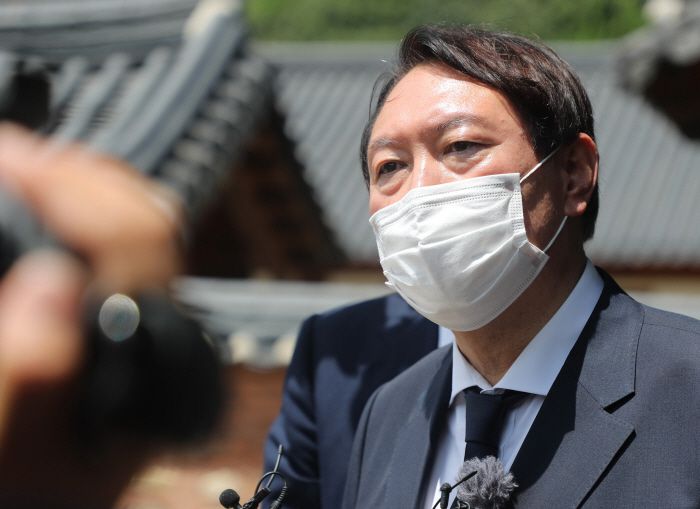 인터뷰하는 윤석열 [사진 출처 = 연합뉴스]