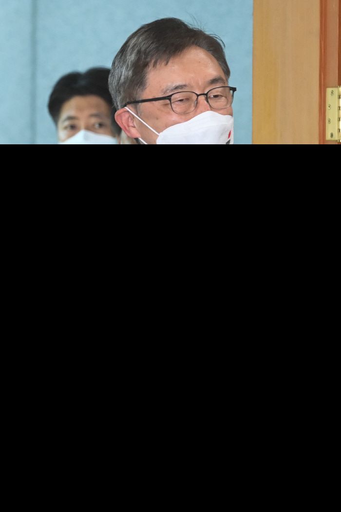 국민의힘 대권주자인 최재형 전 감사원장이 26일 오전 경기 과천시 중앙선거관리위원회에 마련된 접수처에 제20대 대통령선거 예비후보 등록을 하기 위해 입장하고 있다. [이승환 기자]