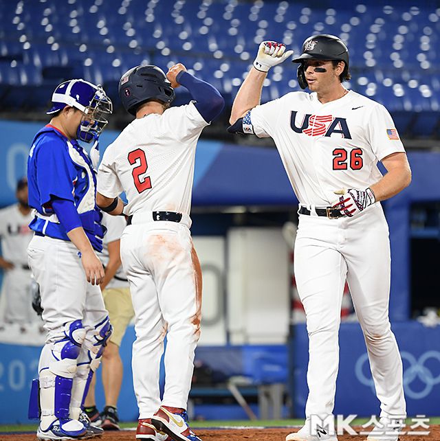 미국 야구대표팀 트리스턴 카사스(오른쪽)가 31일 일본 요코하마스타디움에서 열린 2020 도쿄올림픽 한국과의 경기에서 4회말 역전 2점 홈런을 기록한 뒤 기뻐하고 있다. 사진(일본 요코하마)=천정환 기자