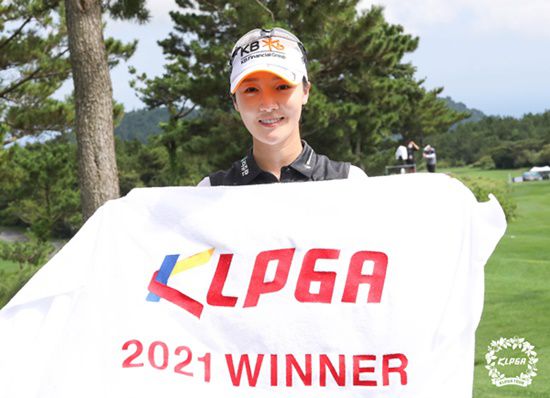 제주 삼다수 마스터스 우승 후 포즈를 취하고 있는 오지현. 사진=KLPGA 제공