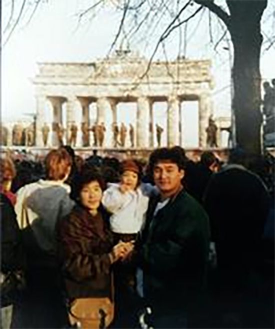 브란덴부르크 개선문으로 급히 달려가느라 카메라가 없어, 가족과 다시 찾은 베를린장벽. 장벽에 올라가지 못하도록 인민군이 통제하고 있다. / 사진=손기웅