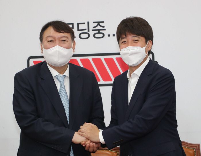 2일 오전 서울 여의도 국회에서 국민의힘 이준석 대표가 입당한 윤석열 예비후보를 접견하는 자리에서 인사를 하고 있다. [이승환 기자]