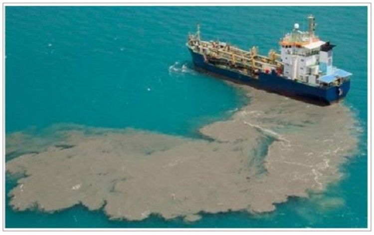 바다에 오물을 배출하는 선박의 모습. 사진속 선박의 국적은 확인되지 않았다. [사진=Marine executive]