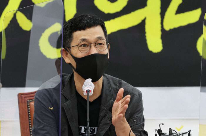 진중권 전 동양대 교수가 8일 오전 서울 여의도 국회에서 열린 `직설청취, 2022 대선과 정의당` 연속 강좌 초청 강연에 참석해 발언 하고 있다.  2021. 7.8. [이승환 기자]