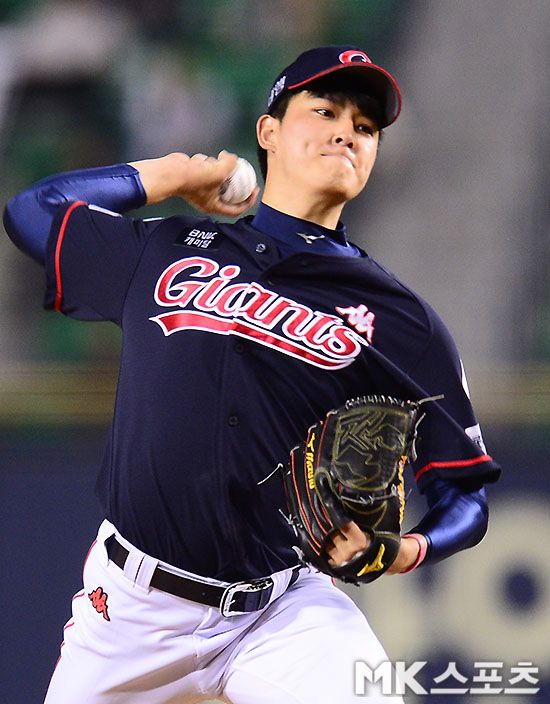 김원중이 후반기서 평균 자책점 제로 행진을 하고 있다. 하지만 확실한 필승 카드라는 평가는 아직 나오지 않고 있다.        사진=MK스포츠 DB