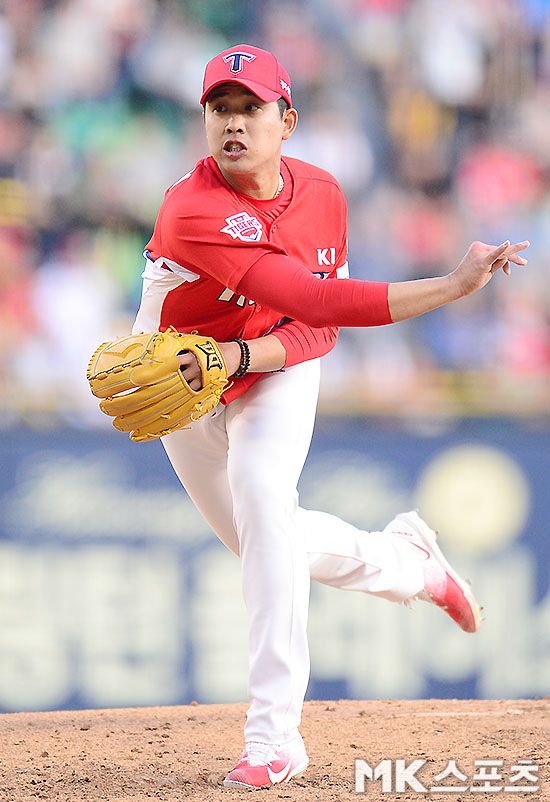 임기영이 불안했던 투구폼을 잡으며 안정감 있는 투구를 이어가고 있다.      사진=김영구 기자