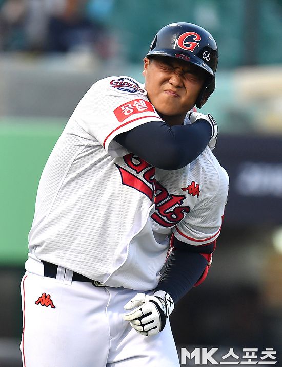 한동희가 올 시즌 극심한 부진에 빠지며 확실히 잡은 듯 보였던 주전 3루수 자리도 놓쳤다. 유망주들에게 시사하는 바가 큰 실패다.      사진=MK스포츠 DB