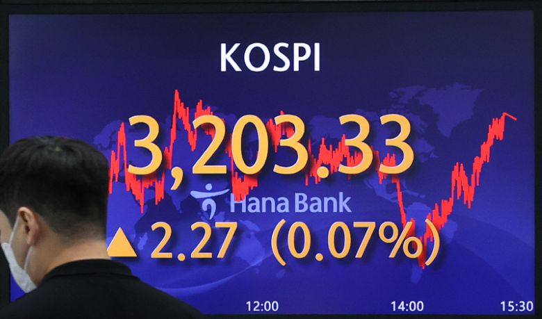지난 6일 오후 서울 중구 하나은행 본점 딜링룸에서 직원이 전광판 앞을 지나고 있다. 사진은 본 기사와 작접적인 관련이 없음. [사진 출처 = 연합뉴스]