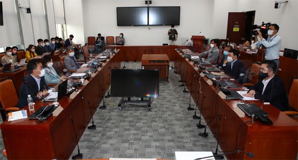 10일 여야 8인 협의체는 언론중재법 관련 3차 회의를 열고 쟁점 토론에 돌입했다. [사진 = 연합뉴스]