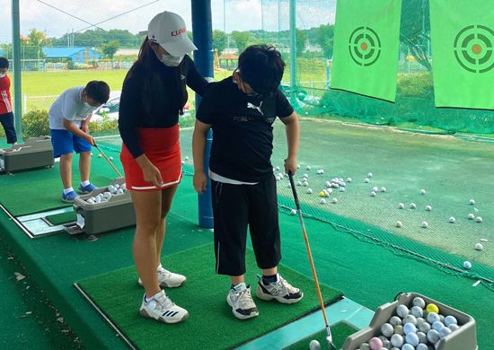 제2기 KLPGA 재능기부단인 정한나래가 학생들을 지도하는 장면. 사진=KLPGA 제공