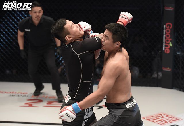 최원준(오른쪽)이 2019년 6월 황인수(왼쪽)를 경기 시작 5초 만에 펀치 KO 시켜 로드FC 최단 시간 승리 기록을 세우고 있다. 황인수는 올해 7월 로드FC 챔피언이 됐다. 사진=로드FC 제공