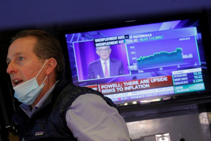 22일(현지시간) 미국 뉴욕증권거래소(NYSE) 입회장에서 제롬 파월 연방준비제도(연준·Fed) 의장이 성명을 발표하는 모습이 TV 스크린에 비치는 가운데 한 트레이더가 업무를 처리하고 있다. 이날 뉴욕증시는 중국 부동산 개발업체 헝다(恒大·에버그란데) 그룹의 파산 공포가 진정되고 연방공개시장위원회(FOMC) 정례회의 결과가 완화적이었다는 평가에 반등했다. [사진 출처 = 연합뉴스]