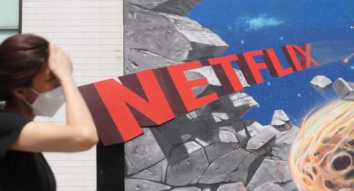 서울 강남대로에 걸려있는 넷플릭스 광고.[이승환기자]