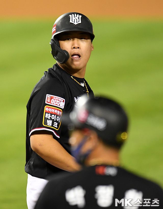 강백호가 9월 들어 극심한 타격 부진에 빠지며 타격왕 경쟁에서 이정후에 추월을 허용했다. 4할을 꿈꾸던 타자가 어느새 0.350대로 타율이 떨어졌다.   사진=천정환 기자