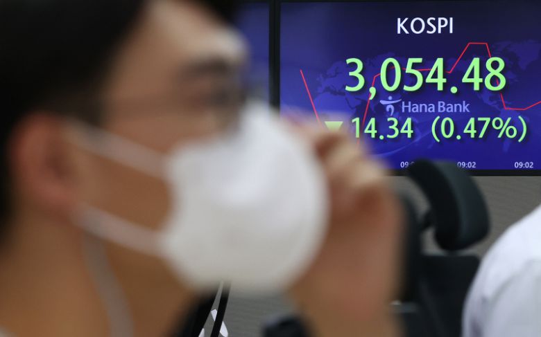 1일 오전 명동 하나은행 본점 딜링룸 전광판에 실시간 코스피가 표시돼 있다. [사진 출처 = 연합뉴스]