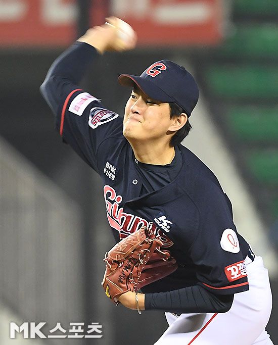 김원중은 기복이 심한 마무리 투수다. 안 좋을 때와 좋을 때의 차이가 크다. 좋았을 땐 패스트볼을 과감하게 승부를 들어갈 때였다.          사진=김영구 기자