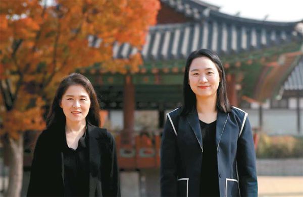 거문고를 연주하는 궁중악사 `가연` 역의 최영훈(왼쪽)과 소리꾼 `채선` 역을 맡은 이다연이 남산골한옥마을에서 포즈를 취하고 있다.  [이충우 기자]