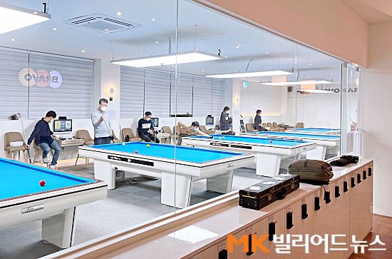 1일 밤 10시 이후 서울 양천구 신정동에 위치한 브라보캐롬클럽 신정점에서 당구 경기를 즐기고 있는 동호인들.